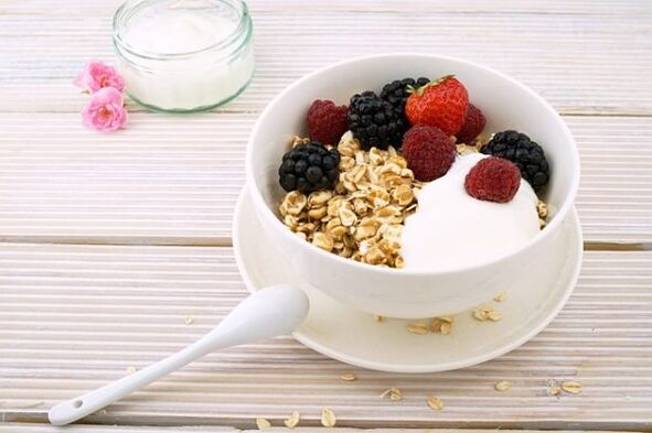 oatmeal kalawan berries pikeun diet puguh