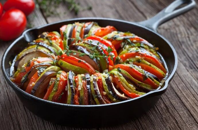 Haknis sareng tomat sareng zucchini
